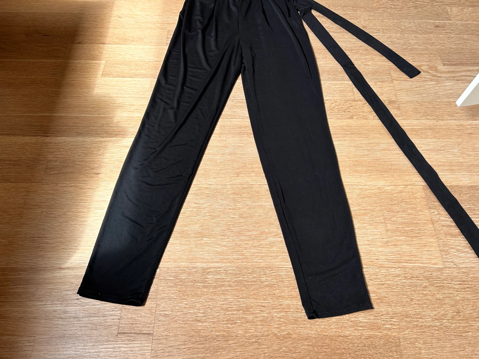Jumpsuit preto festivo com decote em V e brilhos – photo 5